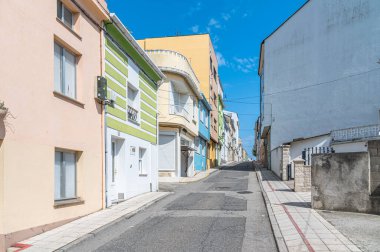 Galiçya 'nın kuzeybatısındaki eski Foz kasabasında renkli mimari.