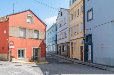 Galiçya 'nın kuzeybatısındaki eski Foz kasabasında renkli mimari.