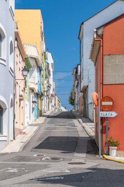 Galiçya 'nın kuzeybatısındaki eski Foz kasabasında renkli mimari.