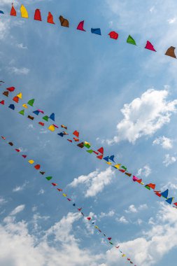 Yerel ziyafetler sırasında bir kasabada renkli süslemeler