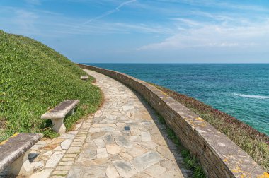 İspanya 'nın kuzeybatısındaki Galiçya' nın Lugo eyaletinin Foz kasabasındaki Cantabrian Denizi kıyılarında bir patika.