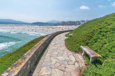 FOZ, SPAIN - 29 AĞUSTOS 2022: Lugo, Galiçya 'nın kuzeybatısındaki Foz kasabasındaki A Rapadoira plajının görüntüsü