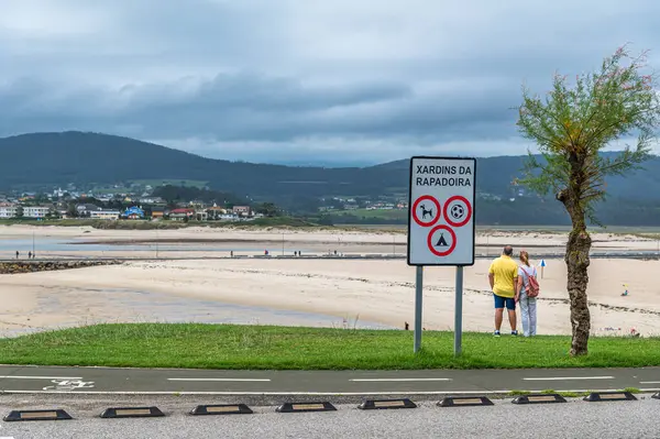 FOZ, SPAIN - 27 AĞUSTOS 2022: Lugo, Galiçya 'nın kuzeybatısındaki Foz kasabasındaki A Rapadoira plajının görüntüsü