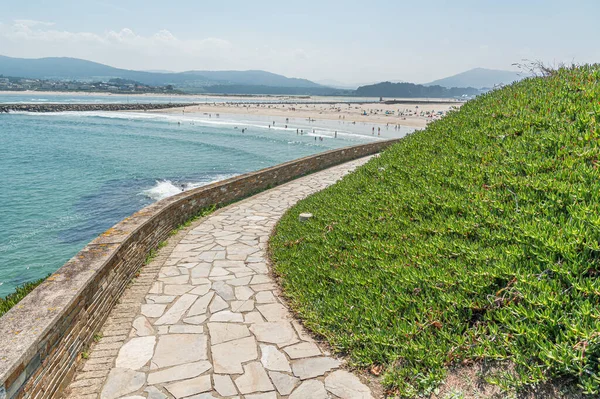 FOZ, SPAIN - 29 AĞUSTOS 2022: Lugo, Galiçya 'nın kuzeybatısındaki Foz kasabasındaki A Rapadoira plajının görüntüsü