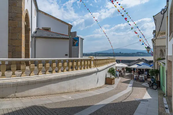 FOZ, SPAIN - 29 AĞUSTOS 2022: Eski şehir Foz, Lugo, Galiçya, İspanya 'nın kuzeybatısındaki cadde