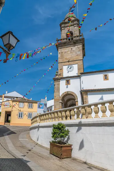 Galiçya 'nın kuzeybatısında bulunan Lugo eyaletinin Foz kasabasındaki Santiago Kilisesi manzaralı.