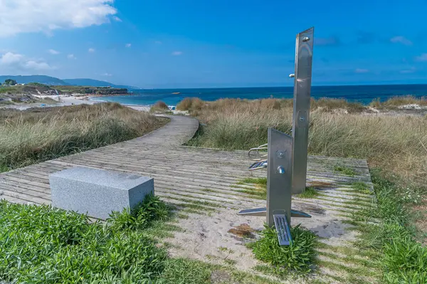 Galiçya 'nın Foz kasabasındaki bir plajın girişinde ya da çıkışında duş ve ayak banyosu