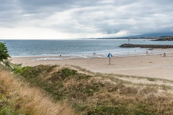 FOZ, SPAIN - 23 AĞUSTOS 2022: Lugo, Galiçya 'nın kuzeybatısındaki Foz kasabasındaki A Rapadoira plajının görüntüsü