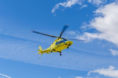 SAN LORENZO DE EL ESCORIAL - 23 Mart 2014: Madrid Topluluğu Tıbbi Acil Servis helikopteri, SUMMA 112, San Lorenzo de El Escorial 'dan havalandıktan sonra havalandı