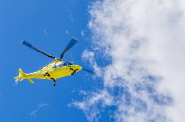 SAN LORENZO DE EL ESCORIAL - 23 Mart 2014: Madrid Topluluğu Tıbbi Acil Servis helikopteri, SUMMA 112, San Lorenzo de El Escorial 'dan havalandıktan sonra havalandı