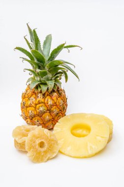 Ananas, beyaz arka planda taze ve kurutulmuş ananas dilimleri.