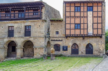 SANTILLANA DEL MAR, İspanya - 2 Mayıs 2014: Cantabria 'nın kuzeyinde Santillana del Mar köyündeki sokakları görmek