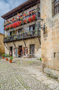SANTILLANA DEL MAR, İspanya - 2 Mayıs 2014: Cantabria 'nın kuzeyinde Santillana del Mar köyündeki sokakları görmek