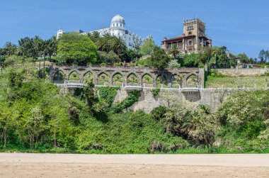 SANTANDER, İspanya - 4 Mayıs 2014: Eurostars Hotel Real ve İspanya 'nın Peligros Sahili' nden Botin Kraliyet Sarayı manzarası