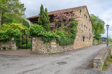 SANTILLANA DEL MAR, İSPAN - 2 Mayıs 2014: Cantabria 'nın kuzeyinde, Santillana del Mar köyündeki bir han binasının dışı