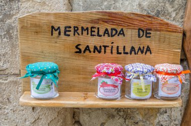 SANTILLANA DEL MAR, İspanya - 2 Mayıs 2014: Cantabria 'nın kuzeyindeki Santillana del Mar köyünde yerel ürünler satan bir dükkanda kavanoz reçel