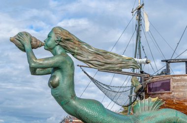 SANTANDER, İspanya - 2 Mayıs 2014: Santander, Cantabria 'daki Adam ve Deniz Müzesi, İspanya' nın kuzeyinde üç kalyondan ve bir deniz kızının heykelinden oluşan açık hava müzesi