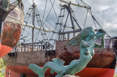 SANTANDER, İspanya - 2 Mayıs 2014: Santander, Cantabria 'daki Adam ve Deniz Müzesi, İspanya' nın kuzeyinde üç kalyondan ve bir deniz kızının heykelinden oluşan açık hava müzesi