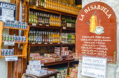 SANTILLANA DEL MAR, İspanya - 2 Mayıs 2014: İspanya 'nın kuzeyindeki Santillana del Mar kasabasında Cantabria' dan tipik gıda ürünleri alışverişi