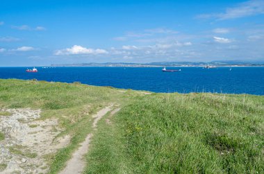 Santander 'in yeşil, kayalık kıyıları, Cantabria, Kuzey İspanya