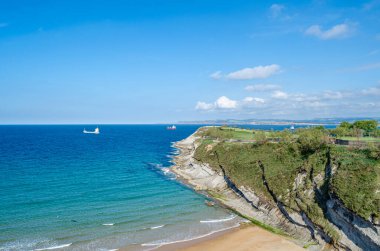 Santander 'in yeşil, kayalık kıyıları, Cantabria, Kuzey İspanya