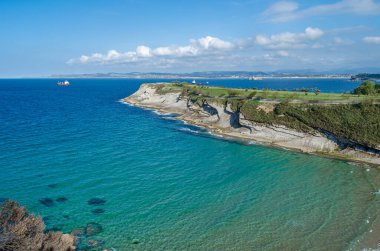 Santander 'in yeşil, kayalık kıyıları, Cantabria, Kuzey İspanya