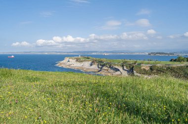 Santander 'in yeşil, kayalık kıyıları, Cantabria, Kuzey İspanya