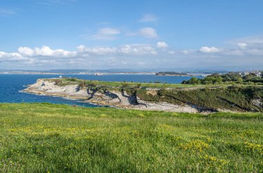Santander 'in yeşil, kayalık kıyıları, Cantabria, Kuzey İspanya