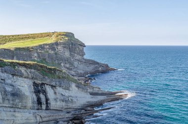 Santander 'in yeşil, kayalık kıyıları, Cantabria, Kuzey İspanya