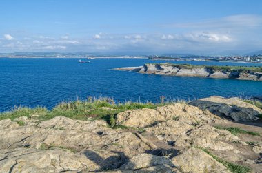 Santander 'in yeşil, kayalık kıyıları, Cantabria, Kuzey İspanya