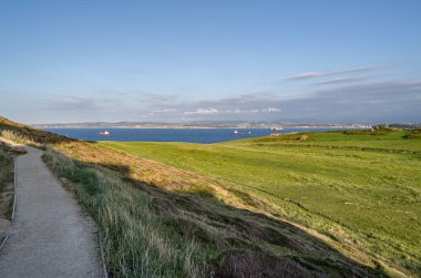 Santander 'in yeşil, kayalık kıyıları, Cantabria, Kuzey İspanya