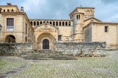 İspanya 'nın kuzeyindeki Cantabria' nın Santillana del Mar kasabasındaki Santa Juliana Manastırı ve Kolej Kilisesi, 12. yüzyılda Romanesk tarzında inşa edilmiştir.