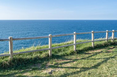 Kuzey İspanya, Santander 'deki Cantabrian Denizi kıyısında patika ve ahşap çitler.