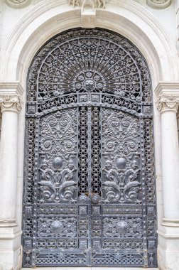 Mimari detay, işlenmiş demir kapı manzarası.