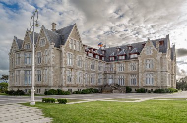 1909 ve 1911 yılları arasında İspanya 'nın Santander kentindeki Magdalena Yarımadası' nda bulunan Palacio de la Magdalena Sarayı 'nın (Magdalena Sarayı) manzarası.