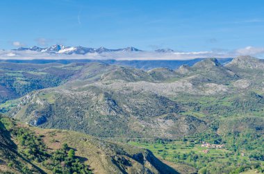 Sierra de Cantabria 'daki dağ manzarası (Cantabria dağ sırası), kuzey İspanya