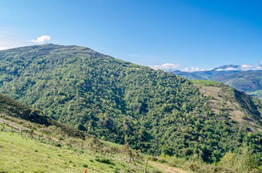 Sierra de Cantabria 'daki dağ manzarası (Cantabria dağ sırası), kuzey İspanya