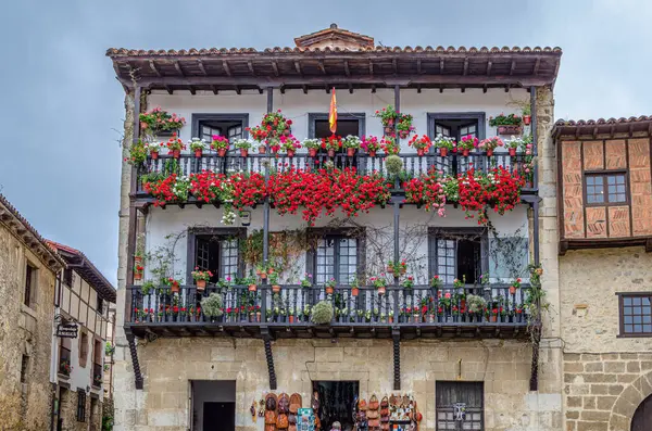 SANTILLANA DEL MAR, İspanya - 2 Mayıs 2014: Cantabria 'nın kuzeyinde Santillana del Mar köyündeki sokakları görmek