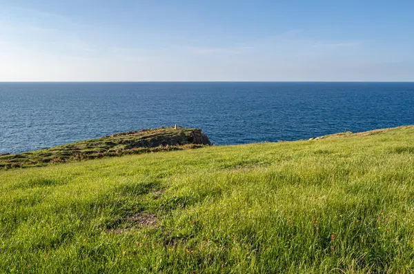 Santander 'in yeşil, kayalık kıyıları, Cantabria, Kuzey İspanya