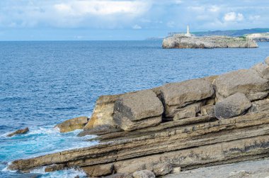İspanya 'nın kuzeyindeki Cantabria eyaletinin Santander kentindeki Magdalena Yarımadası açıklarında bulunan Biscay Körfezi' nde 19. yüzyıldan kalma deniz feneri olan Mouro Adası 'nın (Isla de Mouro) manzarası.