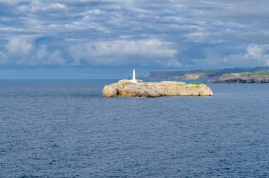 İspanya 'nın kuzeyindeki Cantabria eyaletinin Santander kentindeki Magdalena Yarımadası açıklarında bulunan Biscay Körfezi' nde 19. yüzyıldan kalma deniz feneri olan Mouro Adası 'nın (Isla de Mouro) manzarası.