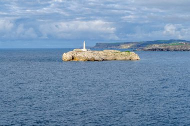 İspanya 'nın kuzeyindeki Cantabria eyaletinin Santander kentindeki Magdalena Yarımadası açıklarında bulunan Biscay Körfezi' nde 19. yüzyıldan kalma deniz feneri olan Mouro Adası 'nın (Isla de Mouro) manzarası.