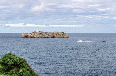 İspanya 'nın kuzeyindeki Cantabria eyaletinin Santander kentindeki Magdalena Yarımadası açıklarında bulunan Biscay Körfezi' nde 19. yüzyıldan kalma deniz feneri olan Mouro Adası 'nın (Isla de Mouro) manzarası.