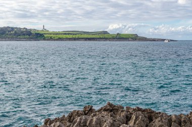 Arka planda Cabo Belediye Başkanı Deniz feneri, Santander, Cantabria, Kuzey İspanya