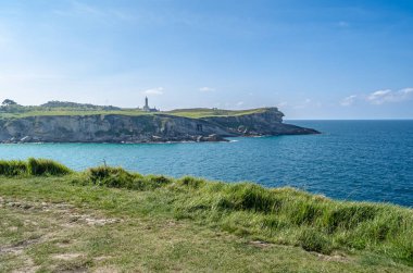 Arka planda Cabo Belediye Başkanı Deniz feneri, Santander, Cantabria, Kuzey İspanya