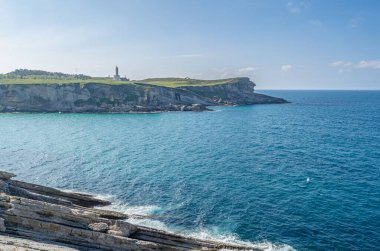 Arka planda Cabo Belediye Başkanı Deniz feneri, Santander, Cantabria, Kuzey İspanya