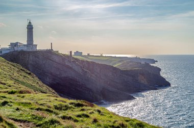 Arka planda Cabo Belediye Başkanı Deniz feneri, Santander, Cantabria, Kuzey İspanya
