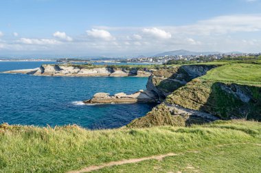 Arka planda Santander şehri olan Rocky Sahili, Cantabria, Kuzey İspanya
