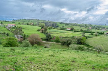 Kuzey İspanya, Cantabria, Santillana del Mar ortaçağ kasabası manzarası