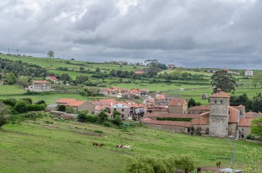 Kuzey İspanya, Cantabria, Santillana del Mar ortaçağ kasabası manzarası